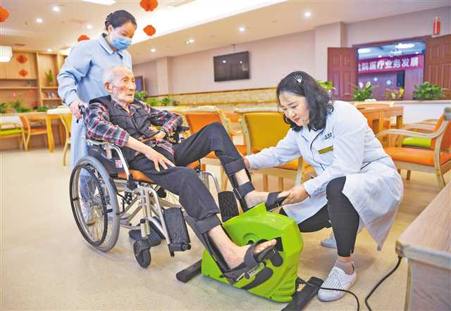 重庆高新区香炉山街道养老服务中心，护工正在引导老人做康复活动。（资料图片）记者 郑宇 摄/视觉重庆