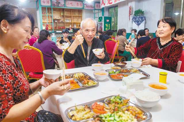 江北区华新街街道大兴社区食堂，就餐的老人们为菜品和味道点赞。（资料图片）记者 崔力 摄/视觉重庆